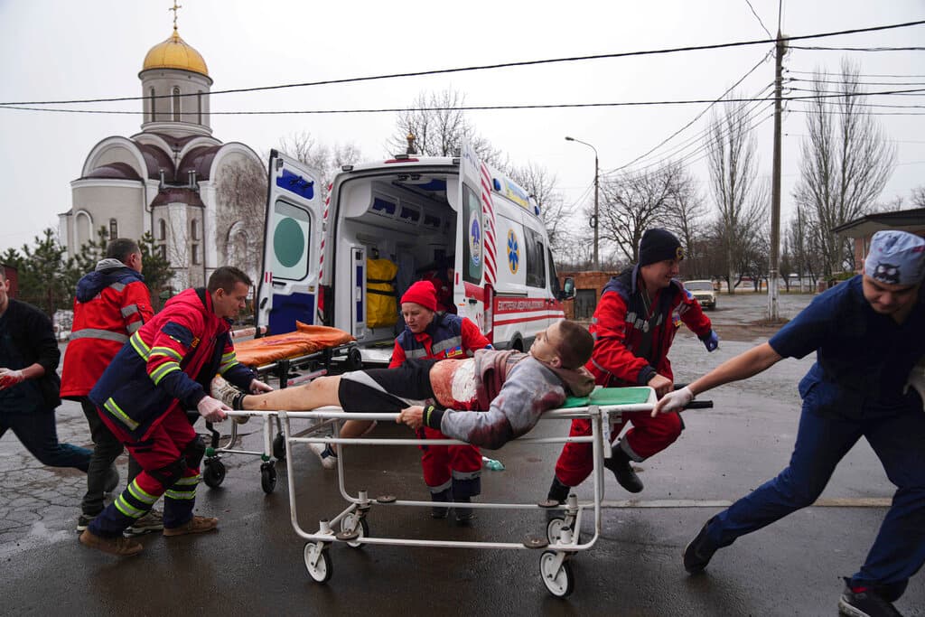 Paramédicos trasladan a un herido en una camilla tras un bombardeo en una zona residencial. La imagen fue tomada en el hospital de maternidad convertido en sala médica y utilizado como refugio antibombas en Mariupol, Ucrania. Los ataques rusos contra esa ciudad portuaria clave hirieron gravemente a varias personas, según las autoridades.