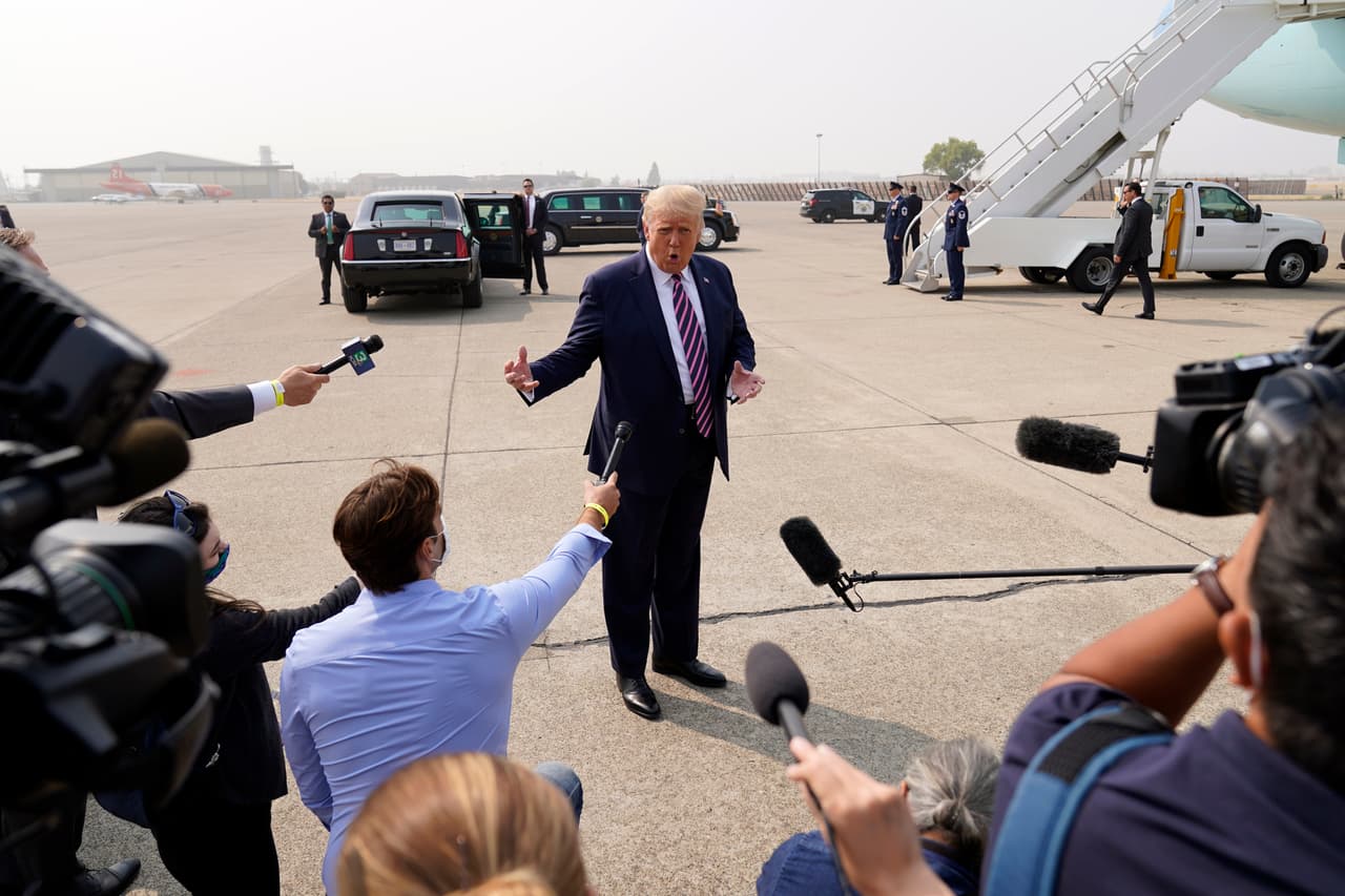 El presidente se molestó por una pregunta de por qué se tardó en reaccionar a la emergencia de incendios en los estados del oeste. Trump firmó una declaración en agosto, y otras en las semanas después, para enviar apoyo federal a California y otros estados para lidiar con los incendios.