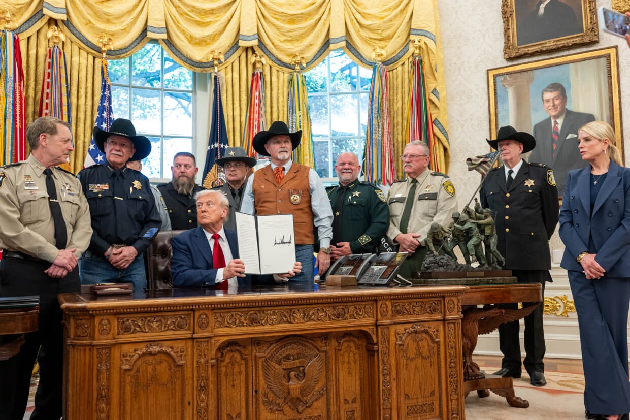 Las nuevas órdenes ejecutivas de Trump contra la inmigración: desde cambios a las “ciudades santuario” a que los camioneros hablen inglés