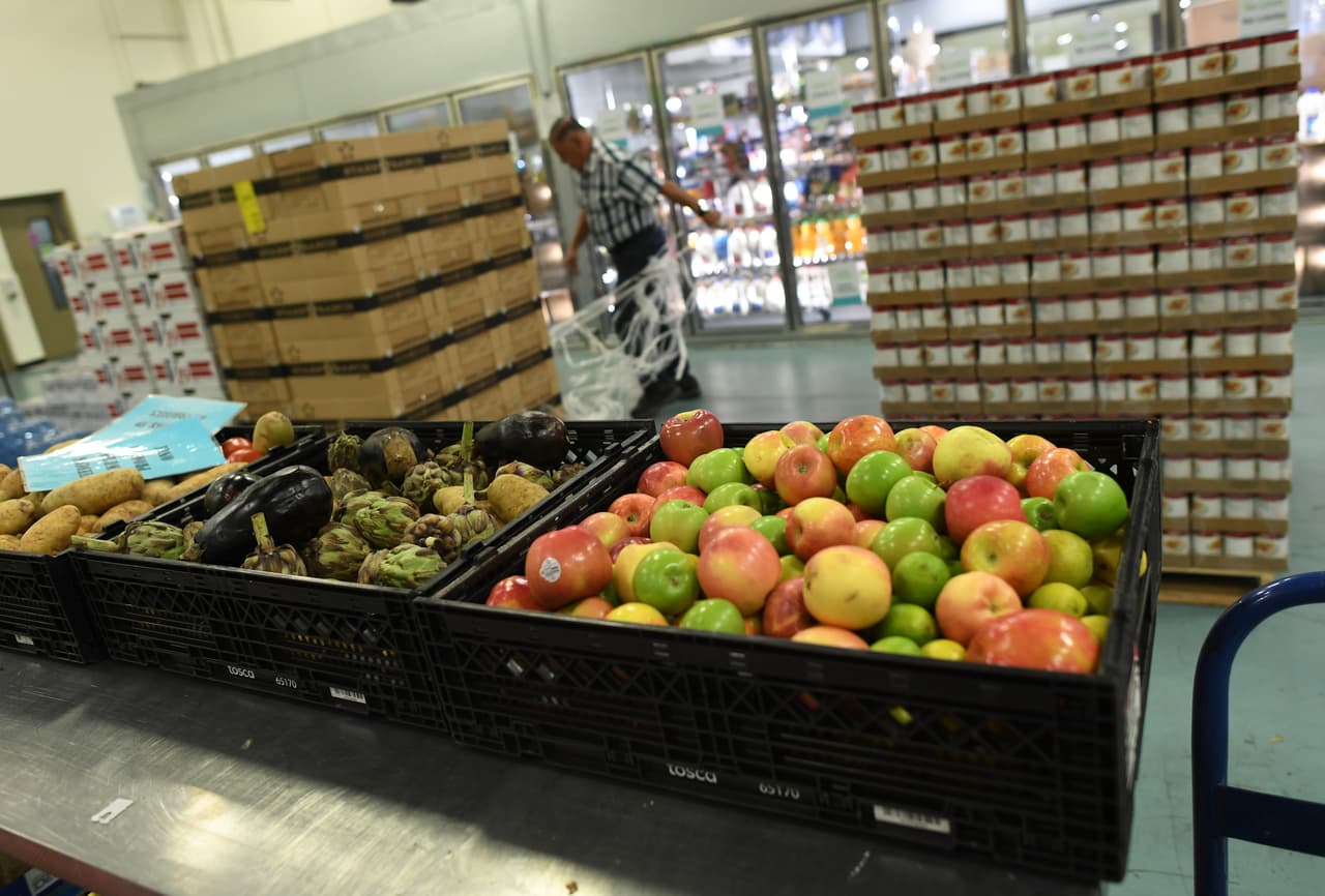 <b>Alimentación.</b> Buscar cupones de comida en el 
<a href="https://www.fns.usda.gov/snap/state-directory"><u>Servicio de Atención y Nutrición de su estado</u></a>, en centros de alimentación gratuita (como Food Pantry o Soup Kitchen) o en organizaciones religiosas. El gobierno cuenta con una línea de asistencia inmediata: 1-877-8-HAMBRE. Esta fotografía, del 16 de octubre de 2019, fue tomada en las instalaciones de la organización Community Food Share, de Louisville, Colorado.