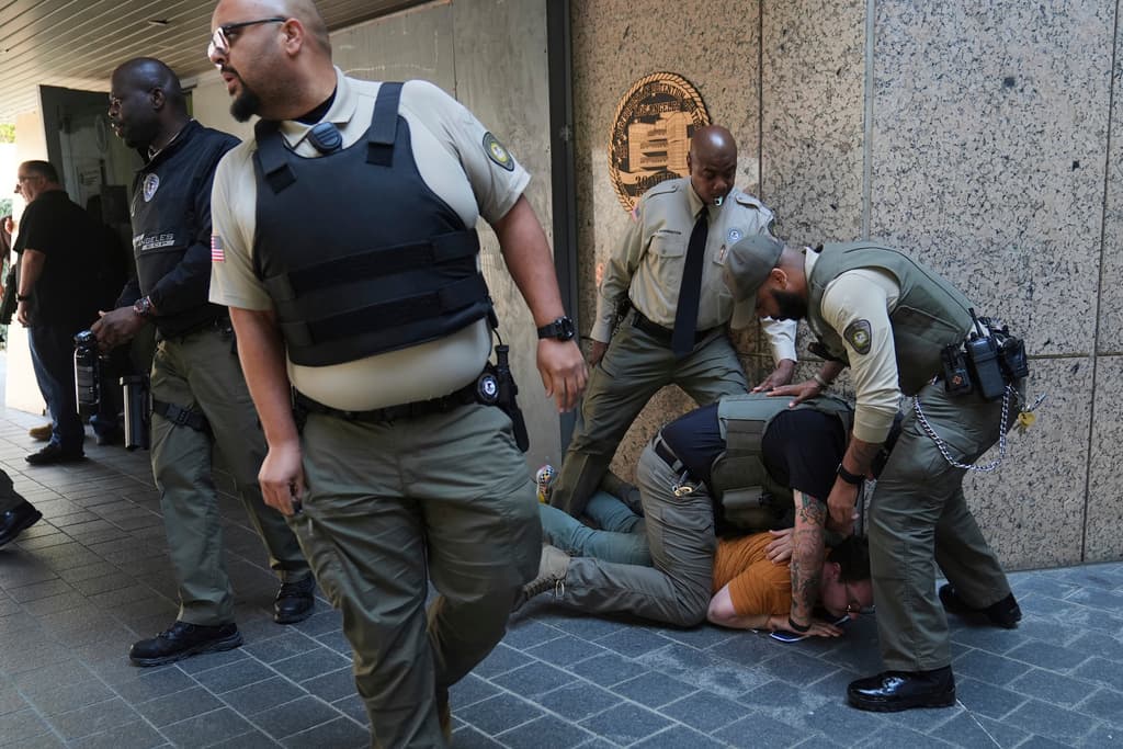 Graves enfrentamientos entre agentes fuertemente armados y manifestantes en Los Ángeles tras redadas de ICE