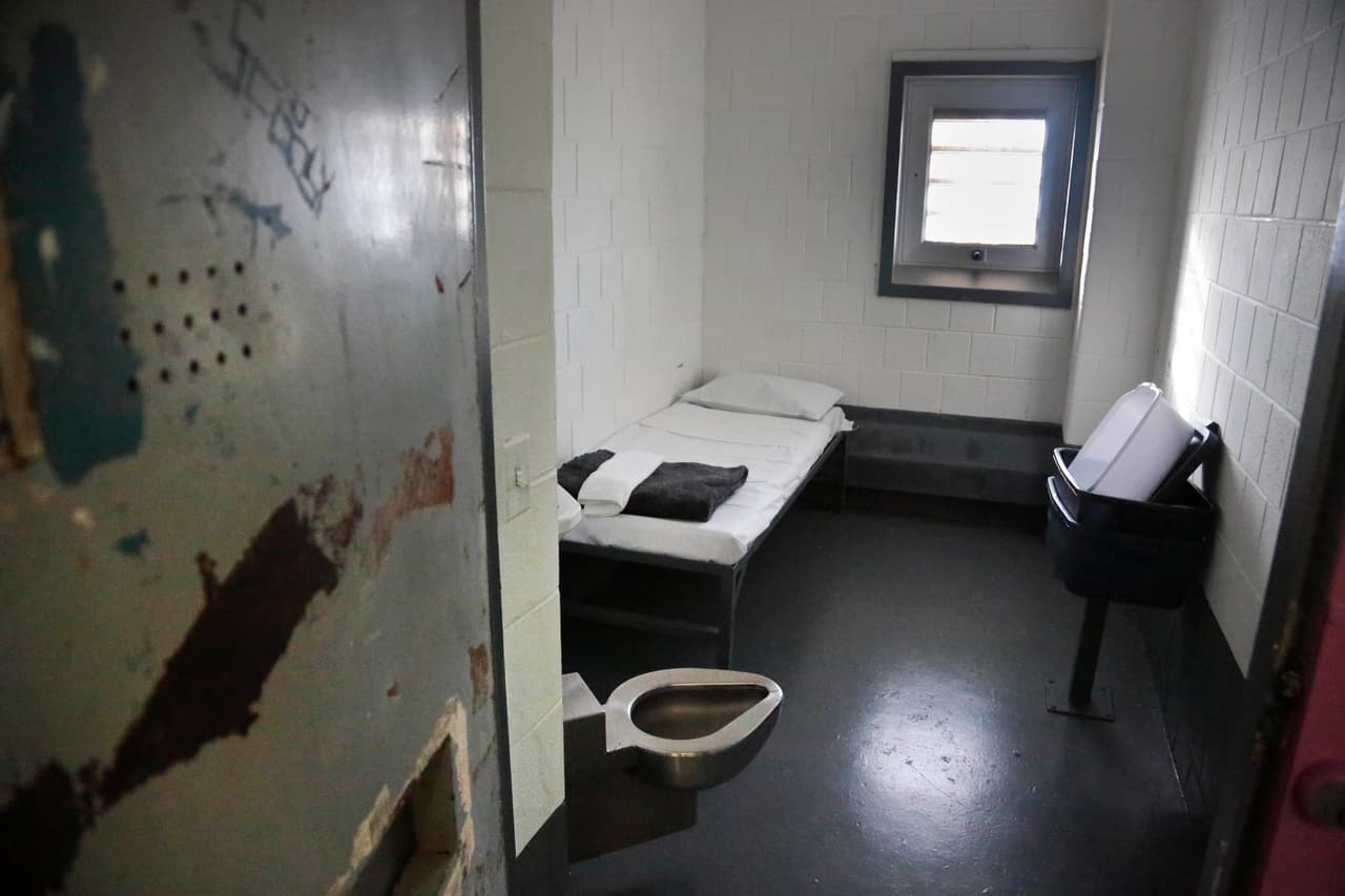 La “cultura de violencia” de la que hizo alusión el alcalde cobró particular notoriedad tras 
<b><a href="http://www.nytimes.com/interactive/2014/08/05/nyregion/05rikers-report.html" target="_blank">un informe federal</a></b> de 2014 por el exfiscal Preet Bharara que denunció esa “cultura de violencia” de la que fueron víctimas, particularmente, adolescentes a quienes se les violaron sus derechos civiles. Ese reporte puso la lupa sobre el uso "rampante" de la fuerza por oficiales correccionales en este sistema penitenciario. (Bebeto Matthews/AP)