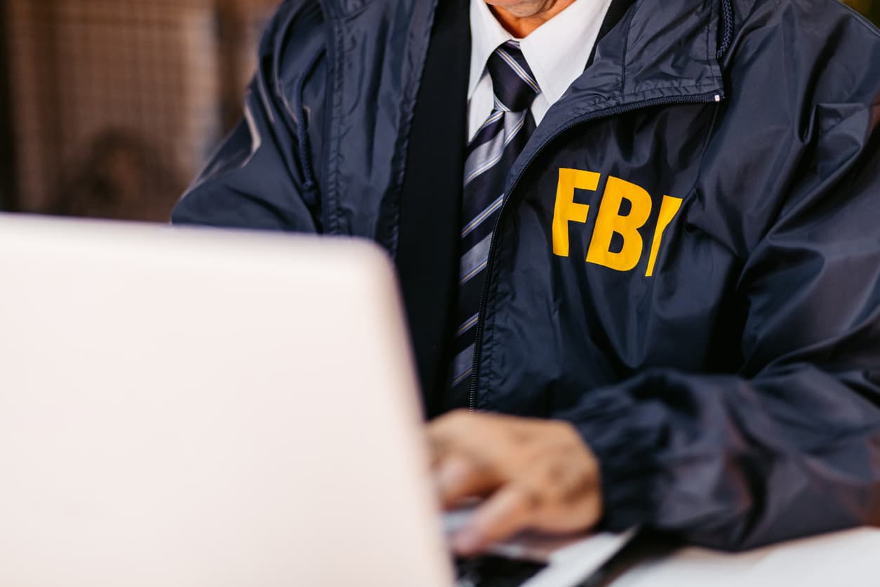 La detención del imputado se logró durante un operativo que incluyó cuatro allanamientos en las regiones argentinas de San Miguel y Monteros, tras una investigación iniciada por el FBI. 
<br>