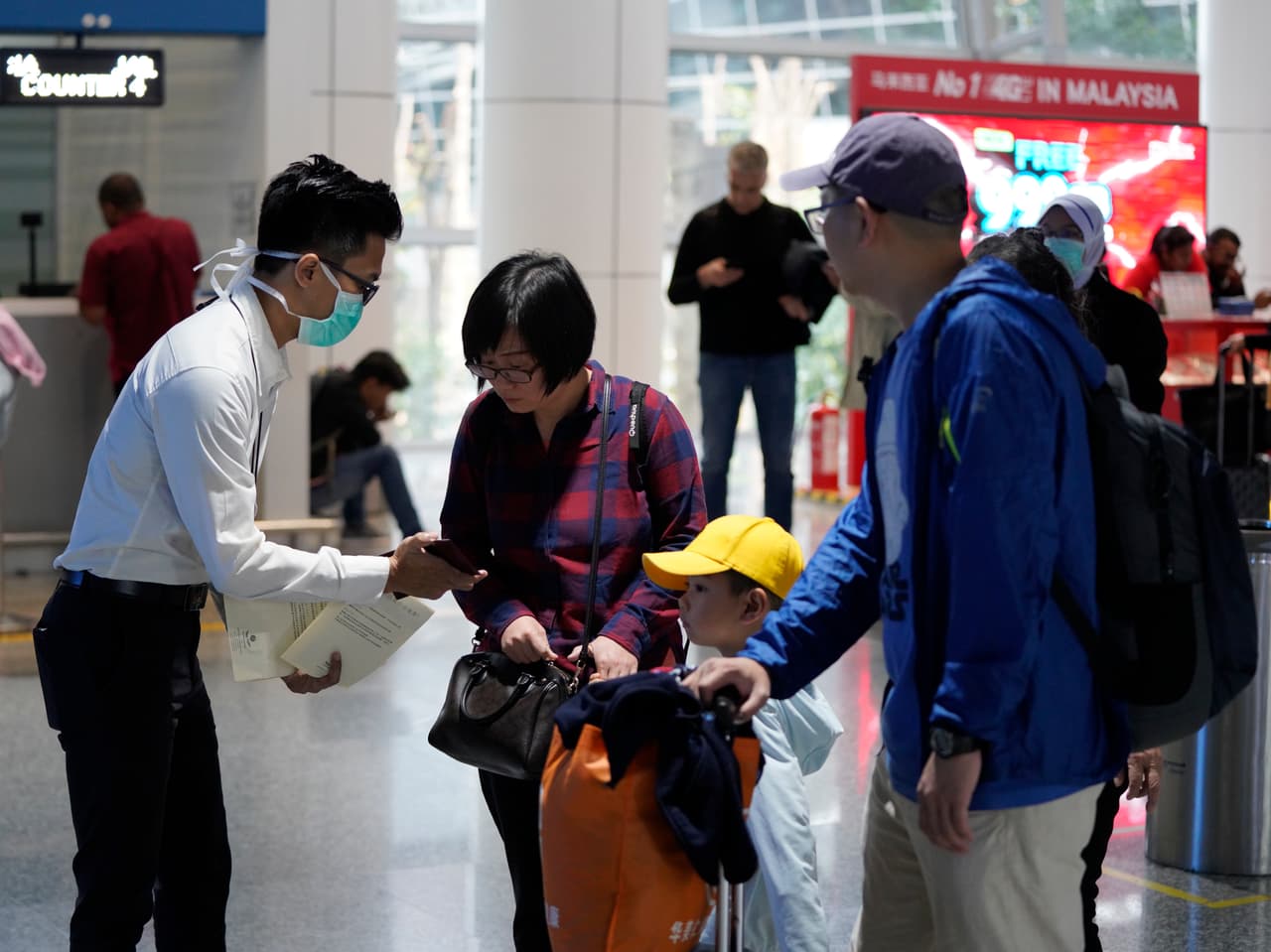 <b>¿Qué se está haciendo para controlar la situación?</b> Singapur, Hong Kong, Gran Bretaña y varios aeropuertos de Estados Unidos como los de San Francisco, Los Ángeles, Nueva York, Chicago y Atlanta están monitoreando a los pasajeros que llegan desde China. Si tienen la temperatura elevada o presentan otros síntomas sospechosos son sometidos a más pruebas.