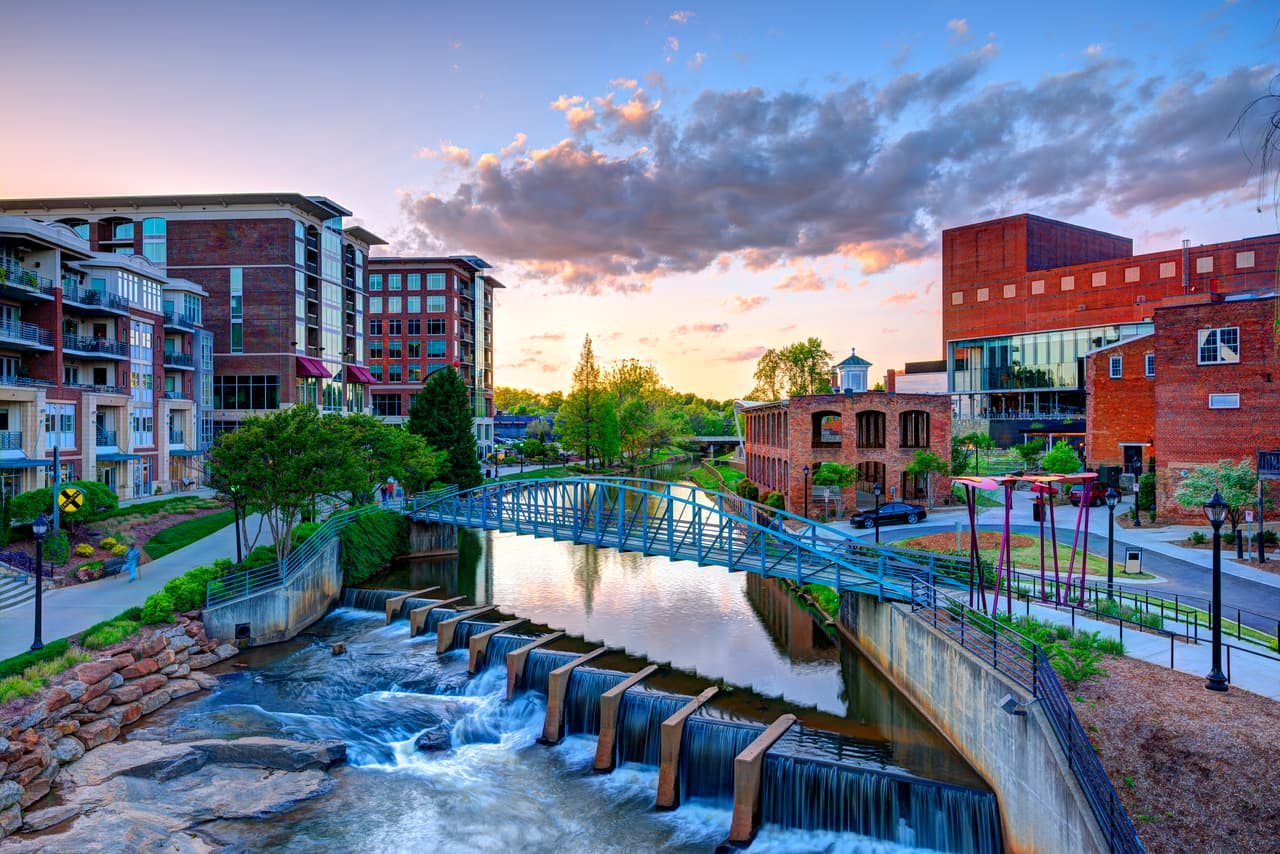<h3 class="cms-H3-H3">25. Mauldin</h3>
<br>
<br>El suburbio de Greenville es una joya escondida que obtiene altas calificaciones por las comodidades que brinda a los residentes y los próximos proyectos diseñados para poner a esta ciudad en el mapa.
<br>
<br>🏡 
<b>Estado: </b>Carolina del Sur
<br>
<br>🏡 
<b>Condado: </b>Greenville
<br>
<br>🏡 
<b>Población: </b>25,972
<br>