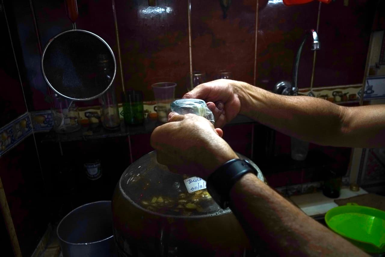 Una sencilla válvula de fermentación o ‘airlock’ podría costar unos cinco dólares en EEUU. En Cuba, una caja de tres condones cuesta cuatro centavos de dólar.