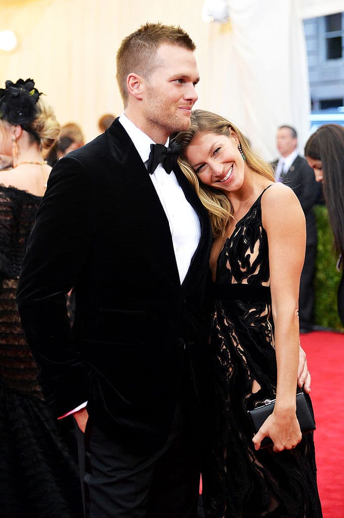 La pareja habría pagado recientemente $17 millones por una parcela en ese sector en donde piensan construir una casa 
<a href="https://elpais.com/gente/2020-12-11/gisele-bundchen-se-muda-tambien-a-la-isla-de-julio-iglesias-en-miami.html">ecológica y vanguardista.</a> 
<br>