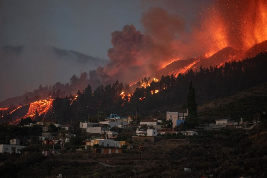 "Esa lengua de lava engulle todo lo que va encontrando a su paso", describió 
<a href="https://www.rtve.es/noticias/20210920/erupcion-volcan-palma-ultima-hora/2172400.shtml" target="_blank">Mariano Hernández Zapata</a>, presidente del Cabildo de La Palma, en 
<i>Televisión Española. </i>
<b>"Es dramático ver como muchos proyectos de vida desaparecen"</b>, agregó.