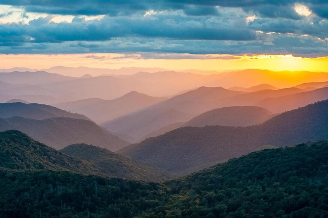El Blue Ridge Parkway es una carretera panorámica de 469 millas de largo que conecta el Parque Nacional Shenandoah en Virginia con el Parque Nacional Great Smoky Mountains en Carolina del Norte.