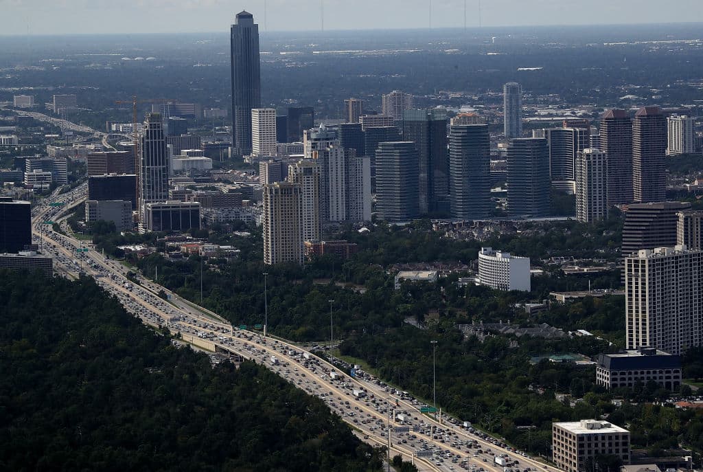 <b>03/10: Houston. </b>Los conductores de Houston se restrasaron 49 horas a causa del tráfico congestionado durante 2020. El estudio también reveló que, a pesar de la caída en la congestión de tráfico a partir de la primavera de 2020, 2021 ya está experimentando el aumento más rápido en los niveles de tráfico desde 1982, el primer año de estadísticas registradas por el Urban Mobility Report (UMR).