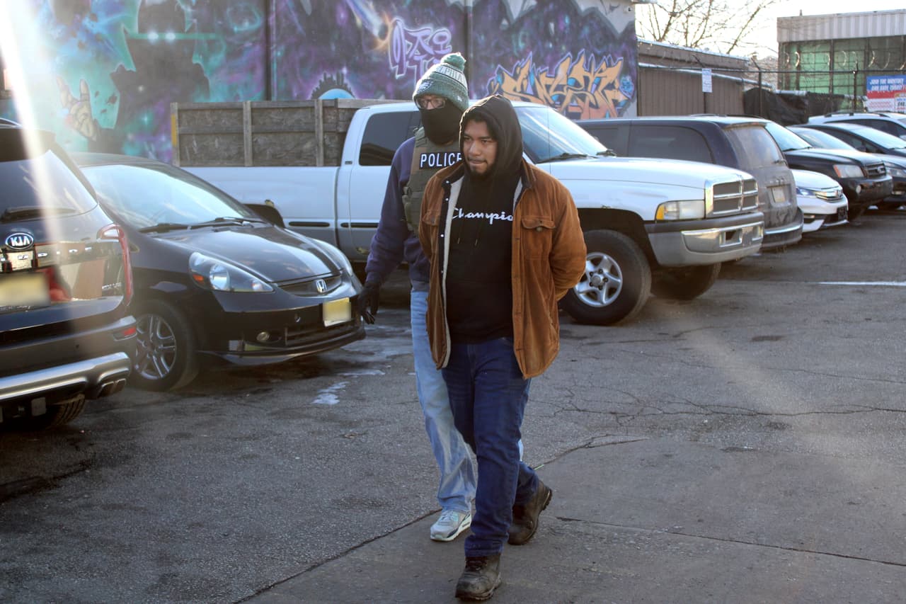 <h3 class="cms-H3-H3">Es crimen estatal ser inmigrante indocumentado en Florida</h3>
<br>
<br>Se crea 
<b>un nuevo crimen a nivel estatal para los inmigrantes que están en el país de forma ilegal y lleguen a Florida</b>. Para que sea acusado de este nuevo crimen, 
<b>la persona debe ser mayor de 18 años y las autoridades deberán probar que la persona entró o intentó entrar a Florida “después de entrar a los Estados Unidos eludiendo o evitando un examen o inspección por parte de funcionarios de inmigración”</b>. Si es encontrado culpable 
<b>deberá cumplir una pena obligatoria de 9 meses en la cárcel. </b>
<br>