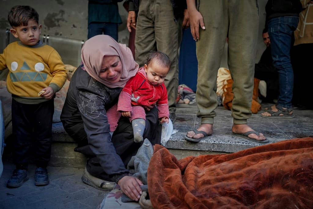 Una mujer llora mientras reconoce un cadáver en el hospital Al-Ahli tras los ataques aéreos israelíes nocturnos en la Franja de Gaza, en la ciudad de Gaza.
