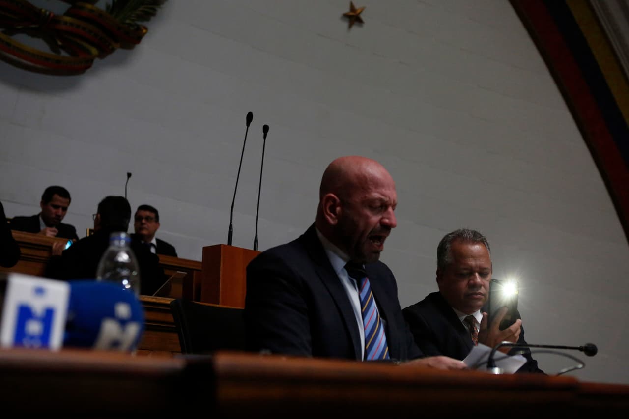 Unos minutos después de la toma del palacio por la bancada opositor el suministro eléctrico fue suspendido. Luego de ser expulsado del partido Primero Justicia el mes pasado por estar implicado en un caso de corrupción, Parra fue juramentado en confusa sesión a la que los funcionarios de la Guardia Nacional no permitieron que entraran los diputados opositores.