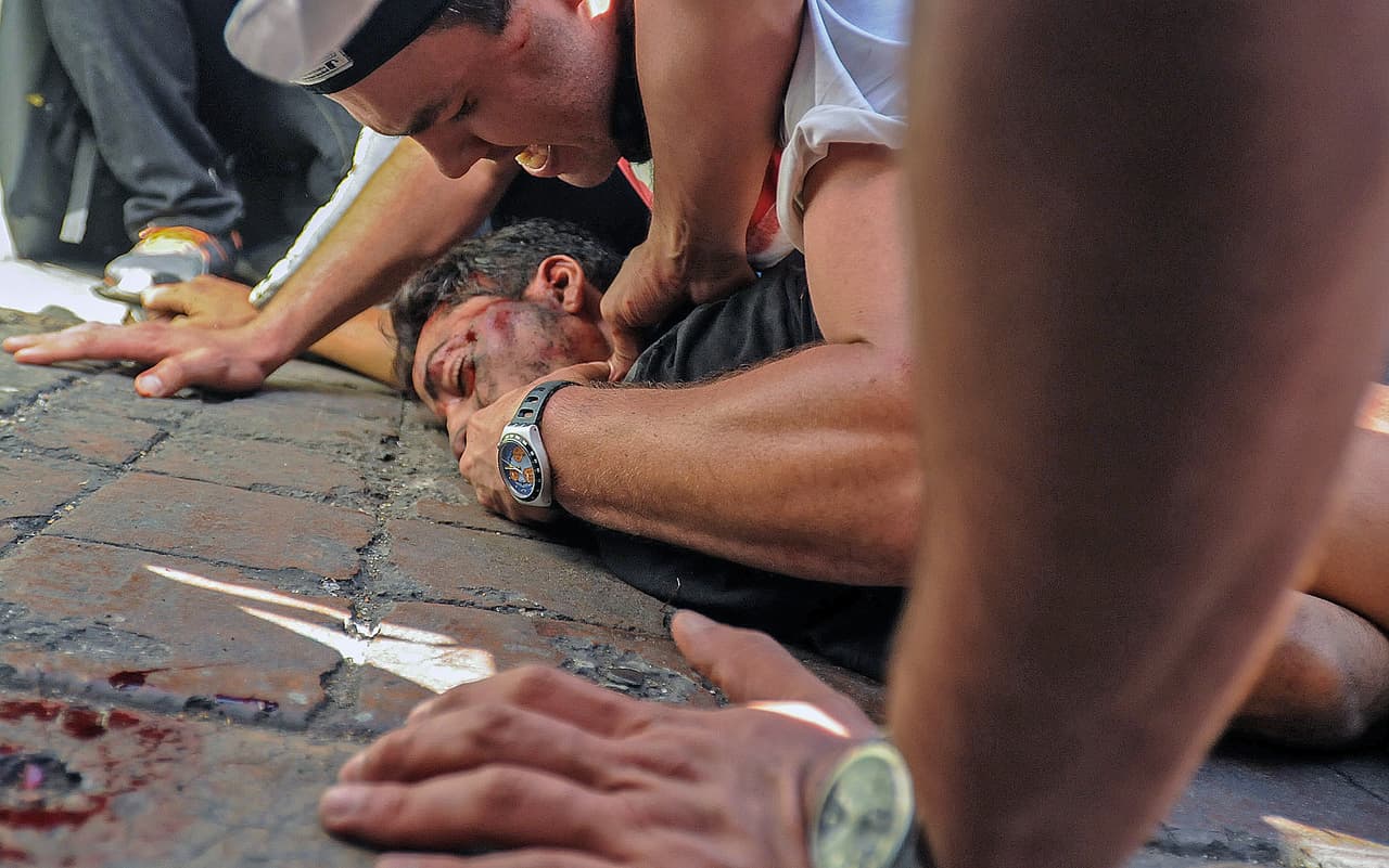 La organización Foro Penal Venezolano registró que entre 2014 y 2015 al menos 3,390 personas fueron detenidas arbitrariamente en protestas, de estas 282 eran menores de edad y 2,462 eran estudiantes. En la foto Bassil Dacosta, de 24 años, quien fue asesinado el 12 de febrero de 2014 por la policía política de Venezuela (Sebin), durante una manifestación estudiantil.