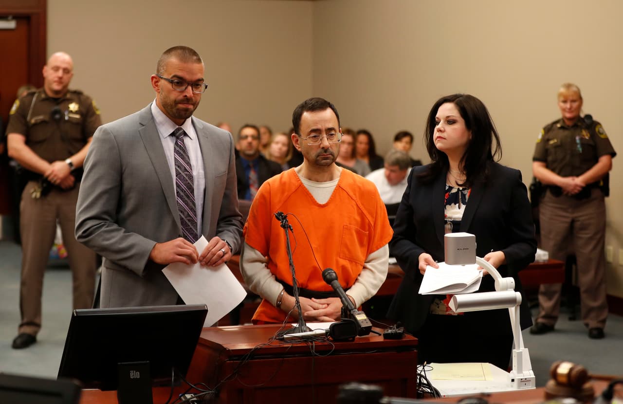 “Cuesta creer que mi cliente haya agredido a tanta gente”: abogada de Larry Nassar pone en duda decenas de testimonios de abuso sexual