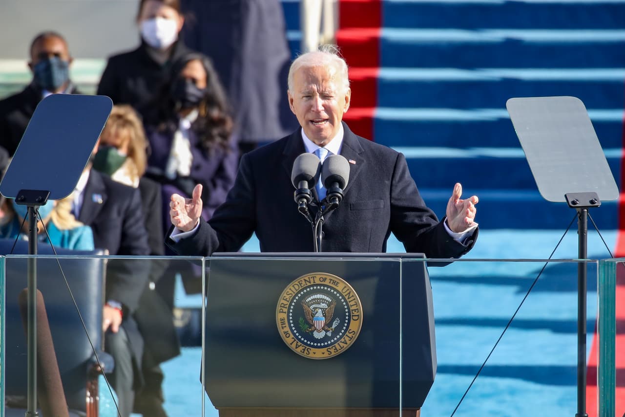 <a href="https://www.univision.com/temas/joe-biden"><u>Joe Biden</u></a> inició su primer discurso como presidente de Estados Unidos diciendo que es un día para celebrar, no el triunfo de un candidato, sino el de una causa: la democracia. "La democracia es frágil... la democracia ha prevalecido", indicó minutos después de prestar juramento.
