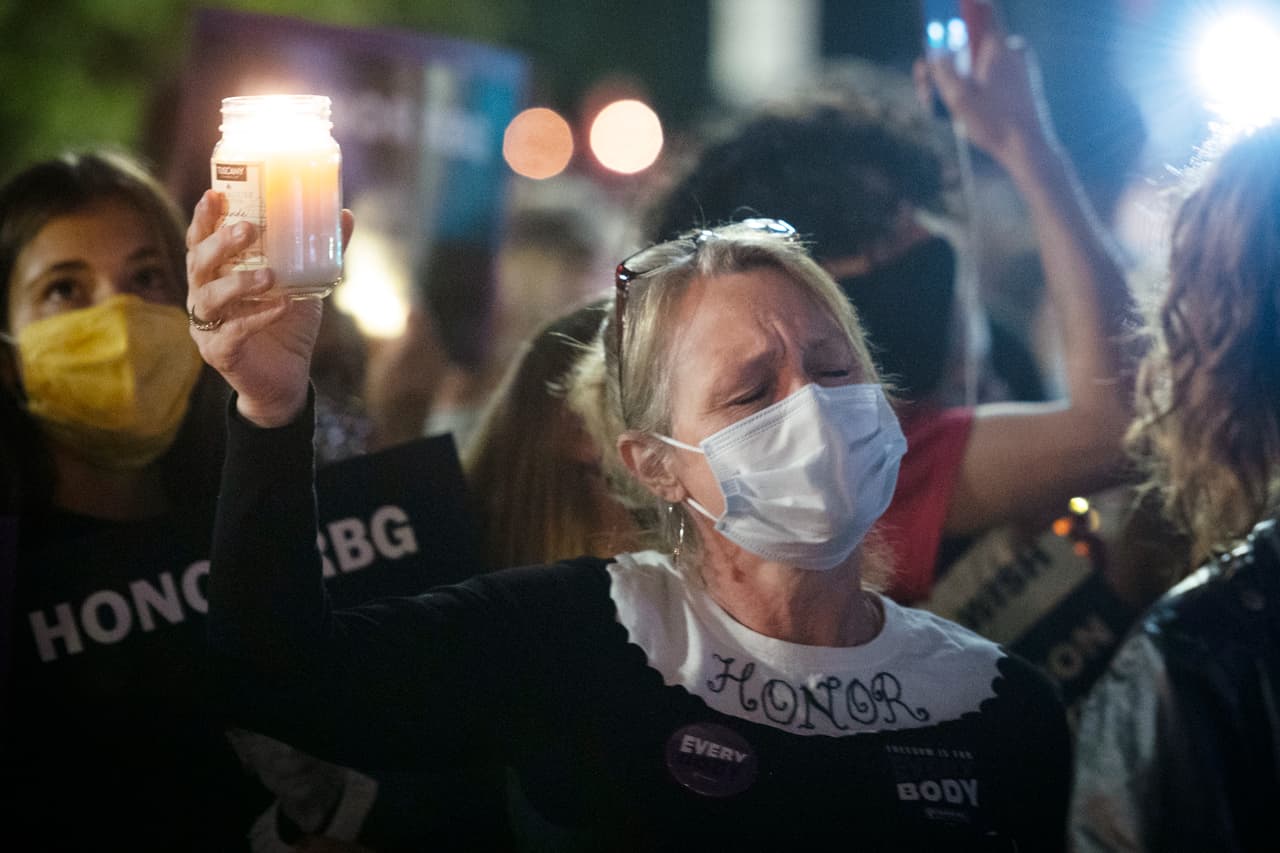 Se espera que la jueza sea velada por dos días en la Corte Suprema, según dijeron fuentes a 
<a href="https://www.nytimes.com/2020/09/19/us/politics/ginsburg-funeral-services.html" target="_blank">The New York Times</a>, en una ceremonia pública que atraería a grandes multitudes de personas.