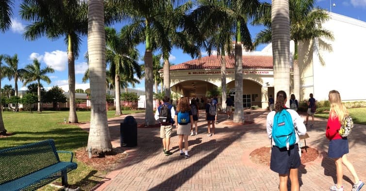 Estudiantes en The King's Academy en West Palm Beach, Florida. Florida es uno de los Estados que emite vales tipo créditos fiscales. 
<a href="https://creativecommons.org/licenses/by/4.0/">CC BY</a>