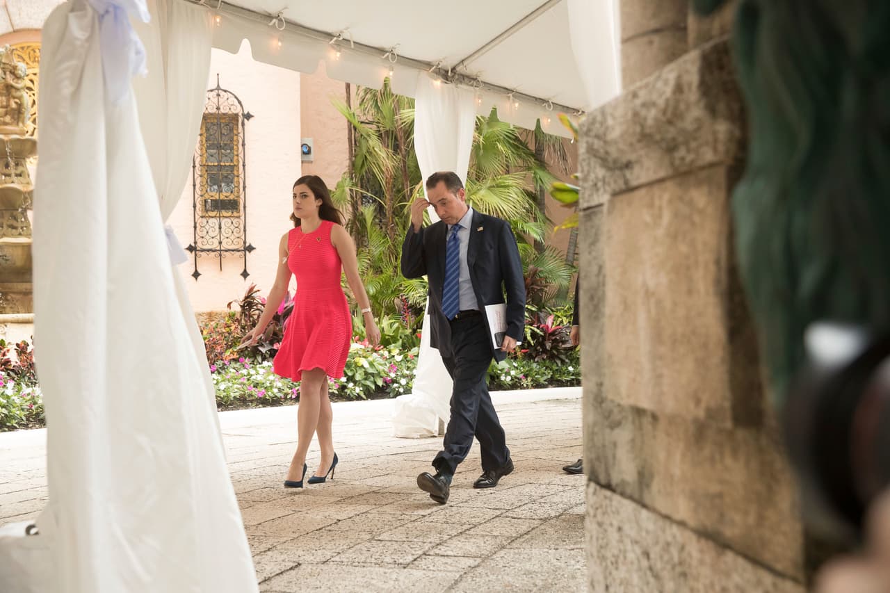 Westerhout en Mar-a-Lago, West Palm Beach, Florida, junto al que en ese entonces era el futuro jefe de gabinete de la Casa Blanca de Trump, Reince Priebus.
