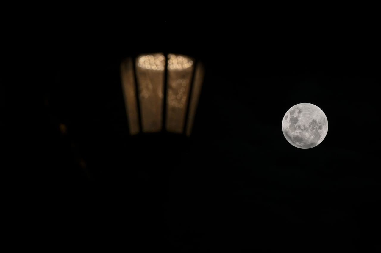 Una imagen de la 'superluna tomada desde Buenos Aires, Argentina.