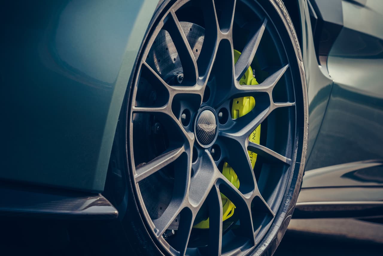 Sus ruedas AMR de 20” son forjadas, muestran diseño exclusivo y calzan neumáticos Pirelli P Zero. Estas ruedas y el uso de frenos carbono cerámicos redujeron la masa del carro en 66 libras (30 kilos).