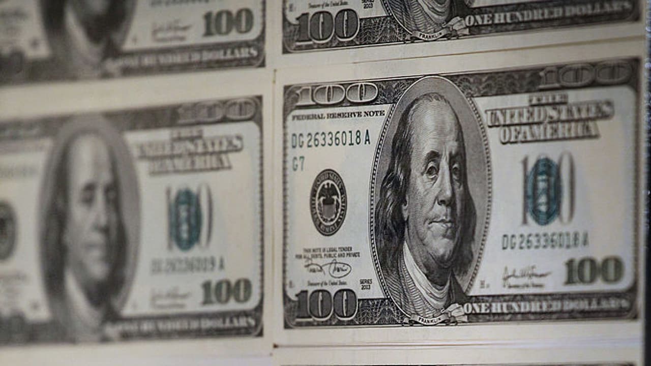 Asimismo, "los pagos reducidos terminan en $80,000 para las personas ($160,000); las personas con ingresos por encima de estos niveles no son elegibles para recibir un pago".