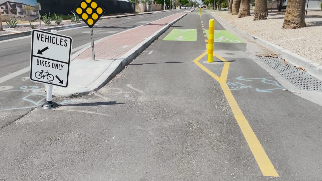 Pensando seriamente en el medio ambiente, Phoenix y otras ciudades alrededor de Arizona, están agregando cada día más carriles en las calles exclusivamente para las bicicletas y de doble sentido. 
<br>