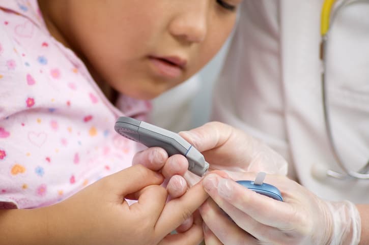 <b>Reservas para la hipoglicemia</b>. Muchos papás revisan los caramelos recolectados por sus hijos y guardan algunos para cuando el pequeño sufra una baja de azúcar. 
<br>