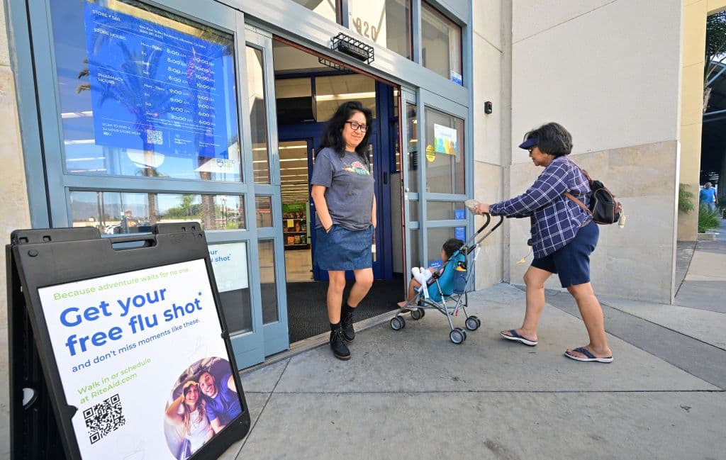 La bancarrota de Rite Aid tiene dos grandes causantes: en el año fiscal 2023, registró pérdidas de $749 millones y enfrentó demandas millonarias por completar recetas de opiáceos, como oxicodona y fentanilo, ignorando las señales de que podrían ser falsas.