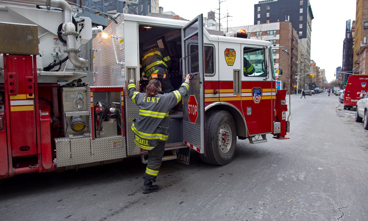 Se rompe tubería de vapor en Midtown East, provocando cierres de calles y precauciones