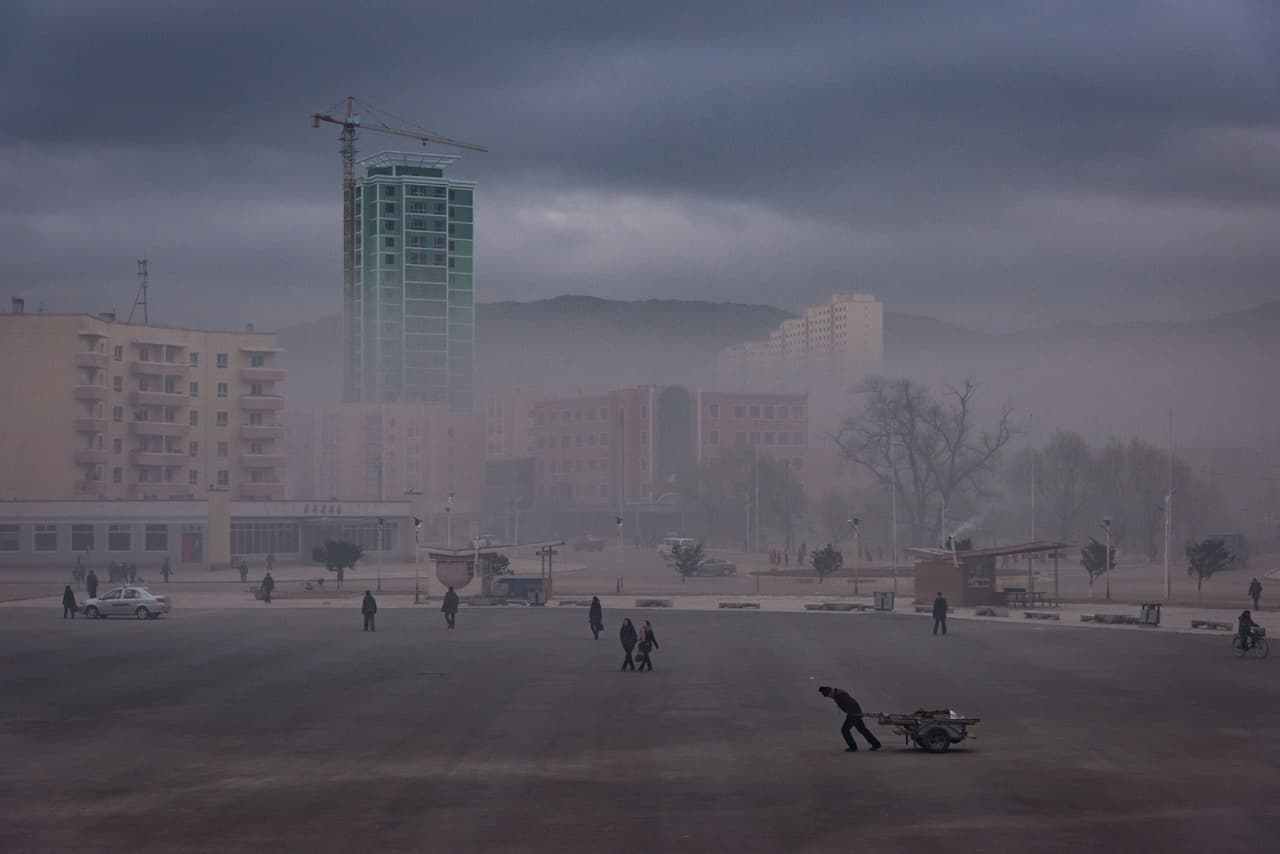 La desolada plaza pública de Rason, una población ubicada al noreste del país, que colinda con los países vecinos China y Rusia, parece dar una imagen contundente de la realidad de Corea del Norte por fuera de la publicitada capital. Los vetos económicos y comerciales de Naciones Unidas por el programa nuclear que ha adelantado este país parece dejar su huella más allá de los alardeos del dictador. ED JONES/AFP/Getty Images