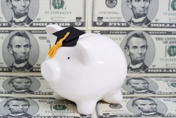 <b>DEDUCCIÓN DE INTERESES DE PRÉSTAMOS ESTUDIANTILES:</b>
<br>Las personas que hicieron sus pagos de préstamos federales o pagaron intereses sobre préstamos privados 
<a href="https://www.irs.gov/help/ita/can-i-claim-a-deduction-for-student-loan-interest" target="_blank">pueden reclamar una deducción como un ajuste a sus ingresos</a>. 
<br>
<br>Para las declaraciones de impuestos de 2020, puedes deducir $2,500 o la cantidad real de intereses que pagaste durante el año, lo que sea menor. El IRS aún no anuncia la deducción de impuestos de 2021. 
<br>