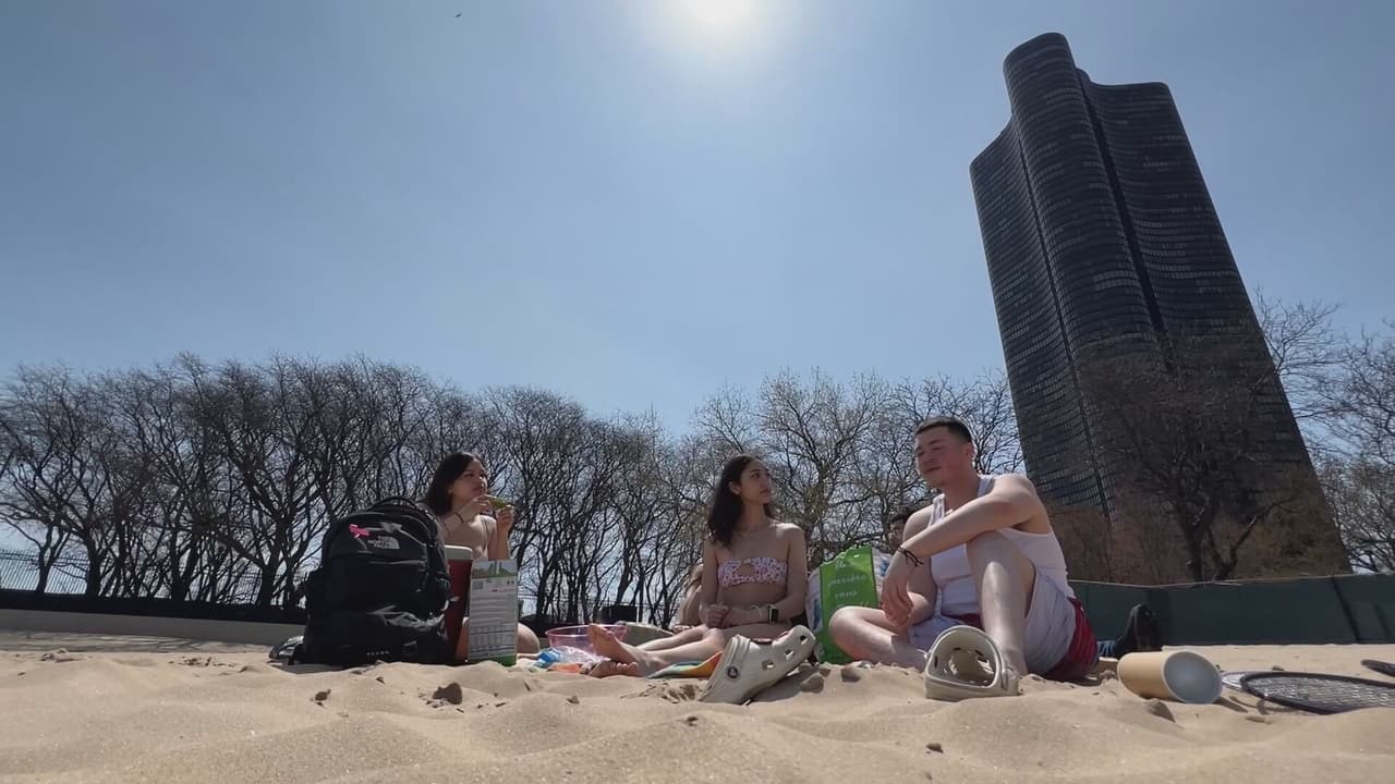 Las condiciones cálidas rompieron la rutina de un lunes común: desde temprano, bañistas llegaron a Ohio Street Beach para aprovechar el sol y la subida de temperatura.
