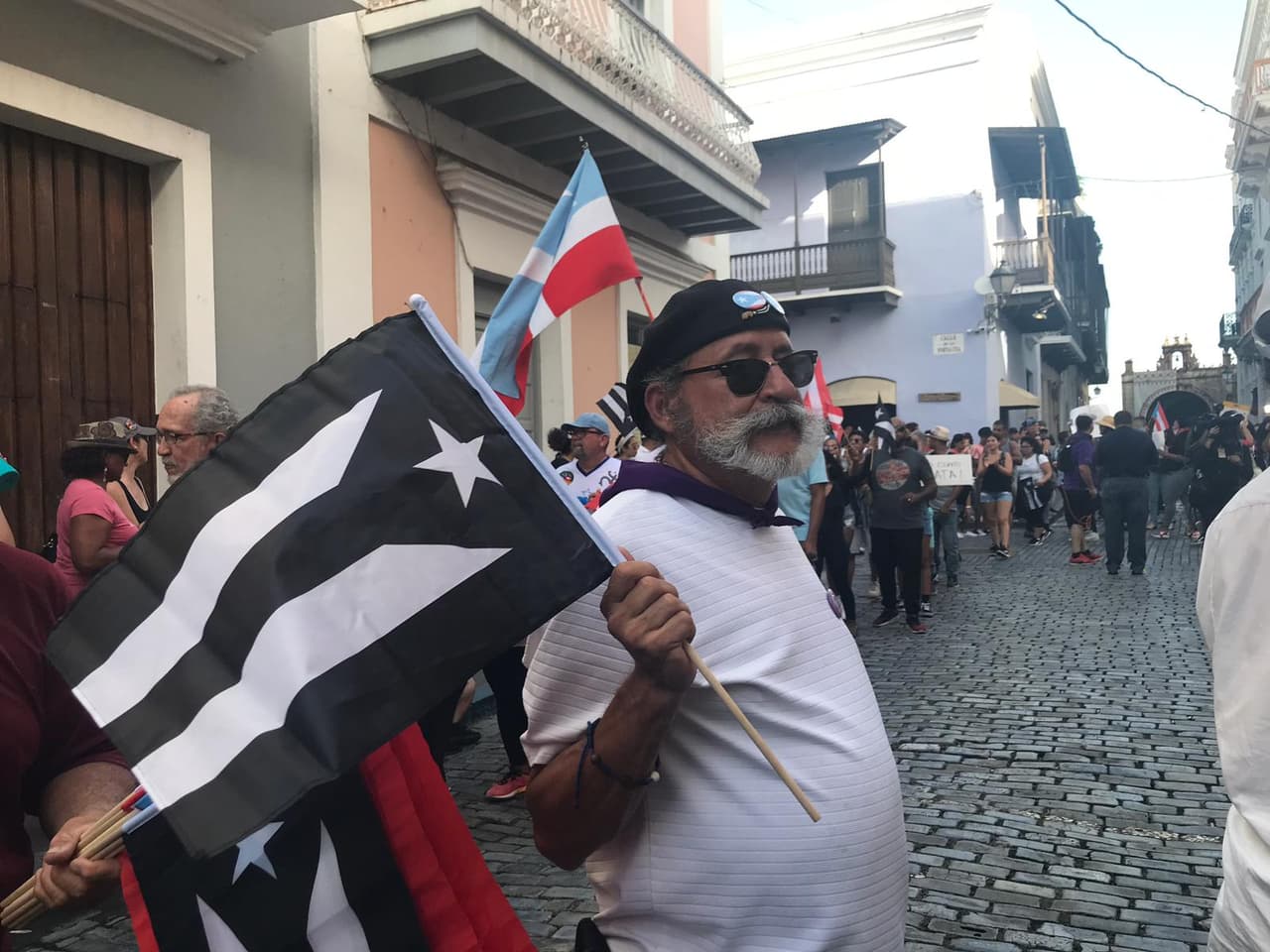 Desde que se dieron a conocer en más de 900 páginas los chat privados en Telegram de Ricardo Rosselló con algunos de sus colaboradores más cercanos, los boricuas indignados exigen su renuncia. El martes es el segundo día de protestas en las calles de San Juan.