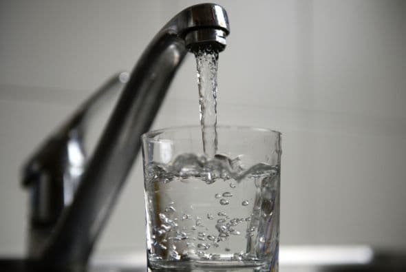 ¿Por qué Florida dice adiós al flúor en el agua potable y qué opinan los expertos?
