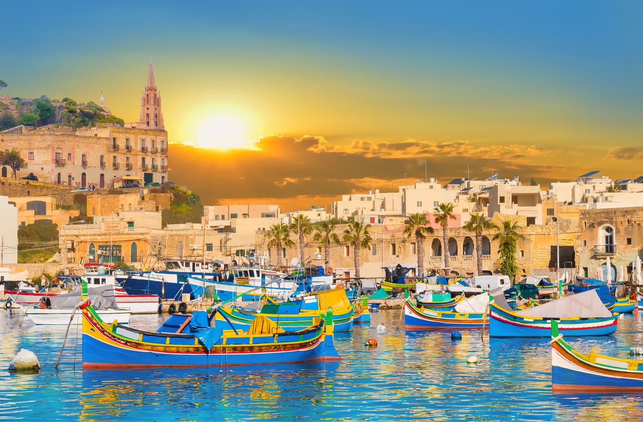 <b>Puesto 8. Malta</b>
<br>
<br>Una pareja puede vivir bien en Malta por unos 2,300 dólares al mes. La comida cuesta 25 % menos que en Estados Unidos, las personas no usan autos y el transporte público es económico. El alquiler de un apartamento moderno de una habitación en la isla principal es de unos 900 dólares por mes.
<br>
<br>Esta nación al sur de Italia en el Mediterráneo se destaca además por su clima y la facilidad de los procesos migratorios.
<br>