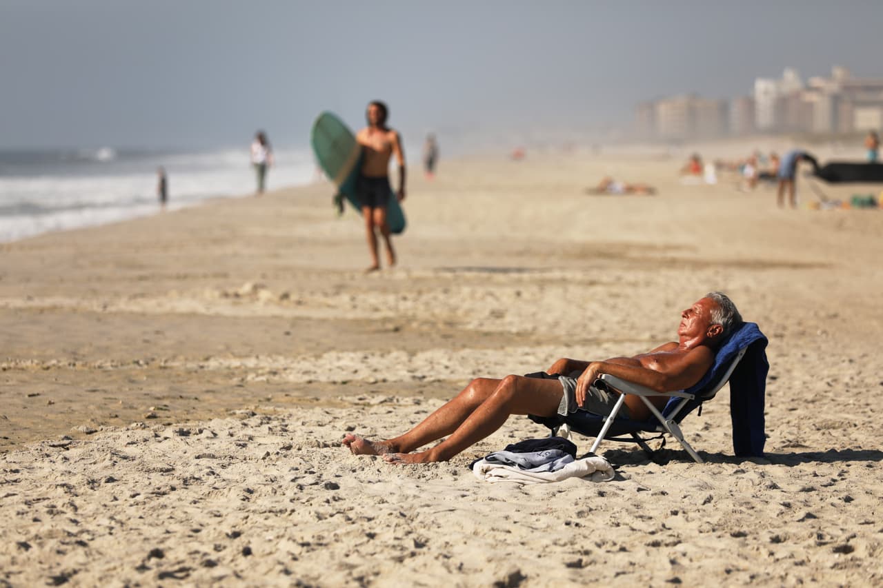 <b>Rockaway Beach, </b>situada en Queens, es perfecta en verano para nadar y tomar el sol. Algunos visitantes practican deportes como el volleyball y andar en patineta. Los vendedores venden pizza, arepas y hielo italiano durante el verano, y los bares tienen patios llenos de vida.