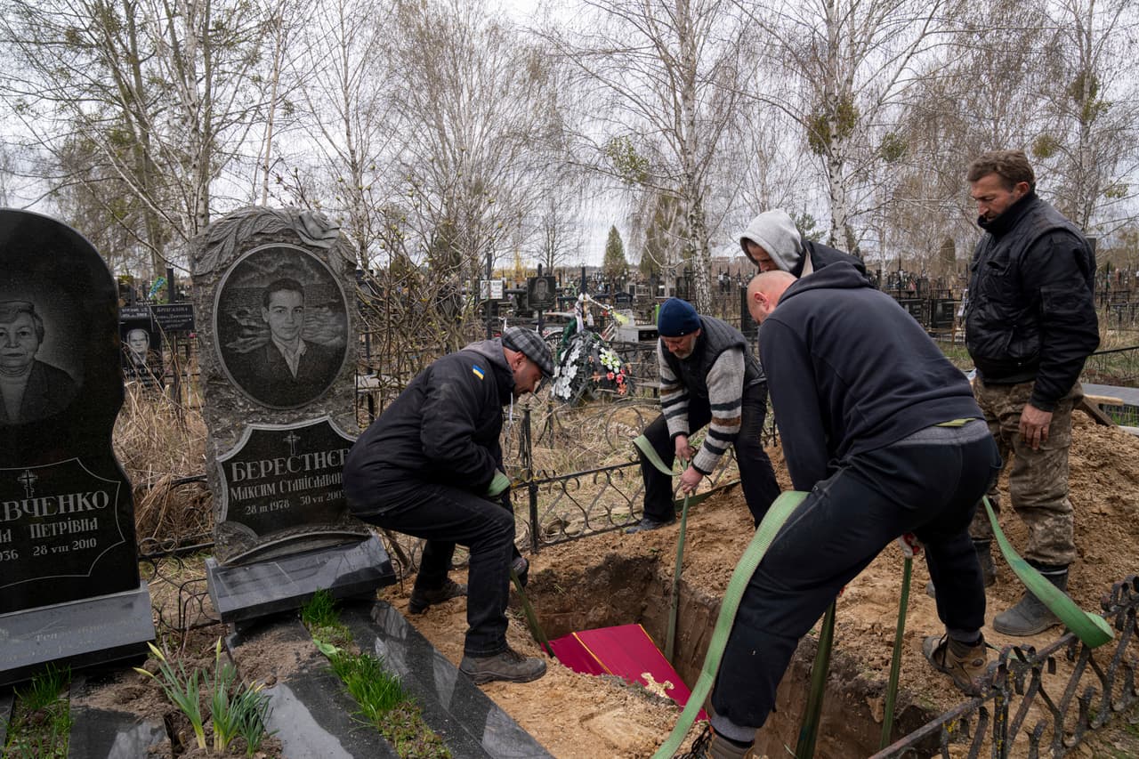 “La gente caminaba por la carretera o andaba en bicicleta cuando los francotiradores les dispararon en la cabeza”, afirmó Minchenko. “A algunos les dispararon en los patios. Seis o siete personas con las manos atadas en la espalda también recibieron disparos en la cabeza”.