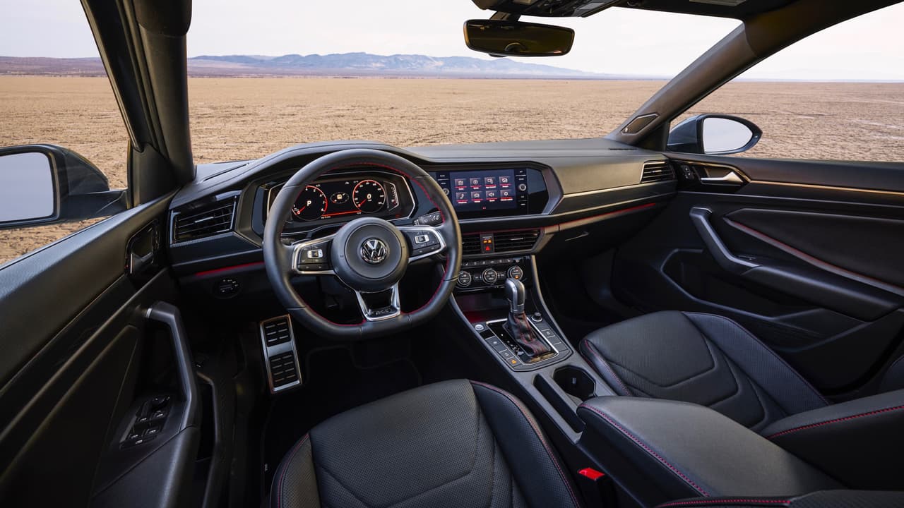 La cabina del Volkswagen Jetta GLI resultará familiar para quienes hayan tenido contacto con modelos 
<b>Volkswagen de alto rendimiento </b>en el pasado. El color negro abunda, quebrantado únicamente por acentos en color rojo en el volante. Dependiendo del nivel de equipamiento los asientos puede estar tapizados en tela o cuero.