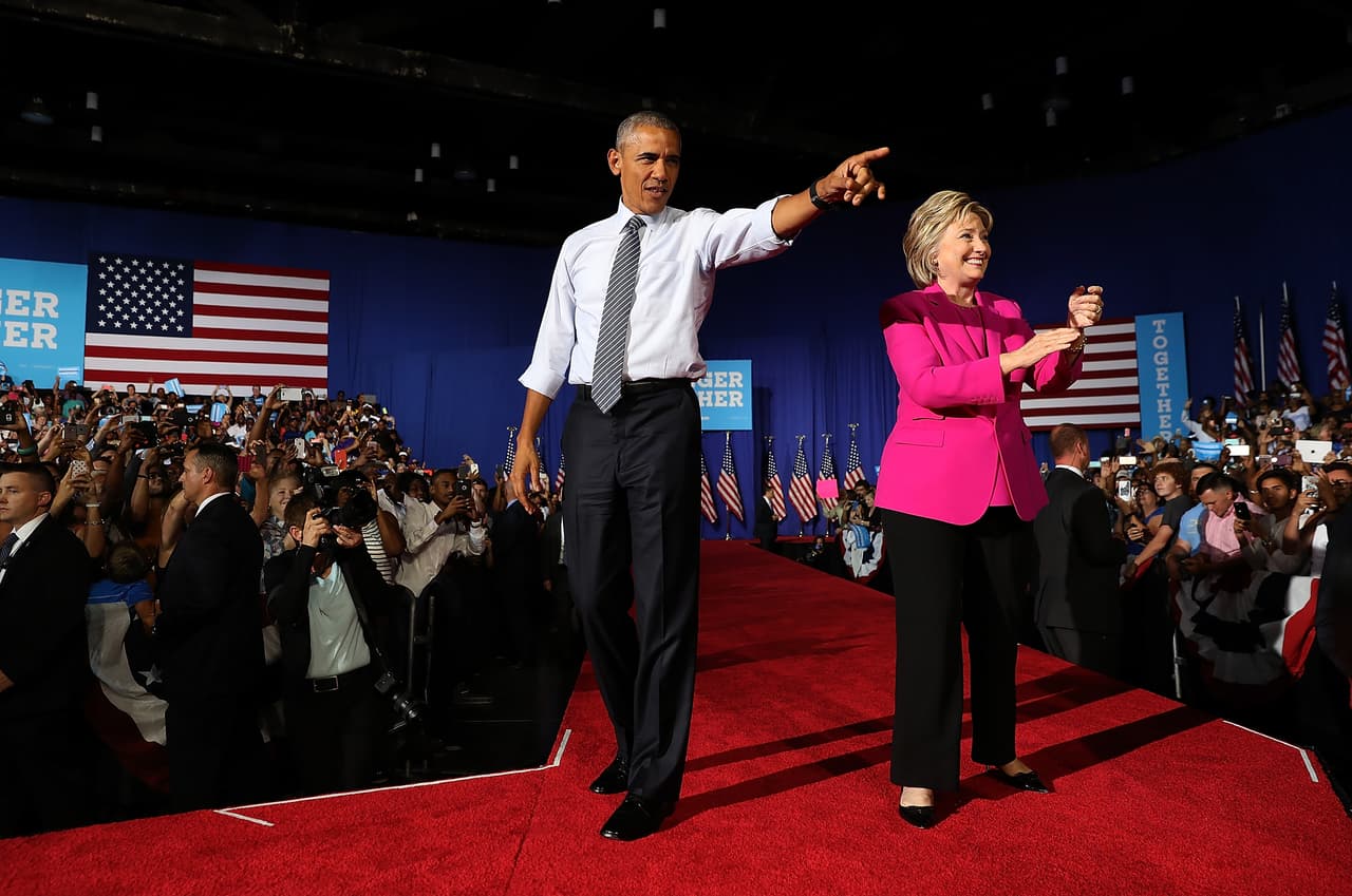 <b>Un presidente al centro de la campaña. </b>Desde que Barack
<b> </b>Obama entró en campaña por Hillary Clinton 
<b><a href="http://www.univision.com/noticias/elecciones-2016/barack-obama-y-hillary-clinton-hacen-campana-juntos-por-primera-vez">el 5 de julio pasado en Carolina del Norte</a></b>, el presidente se metió de lleno en la carrera electoral, con una energía y un afán que no suele ser común en EEUU. Junto a su esposa, Michelle, compartieron escenarios con la candidata demócrata y dieron fervientes discursos en contra de Donald Trump.