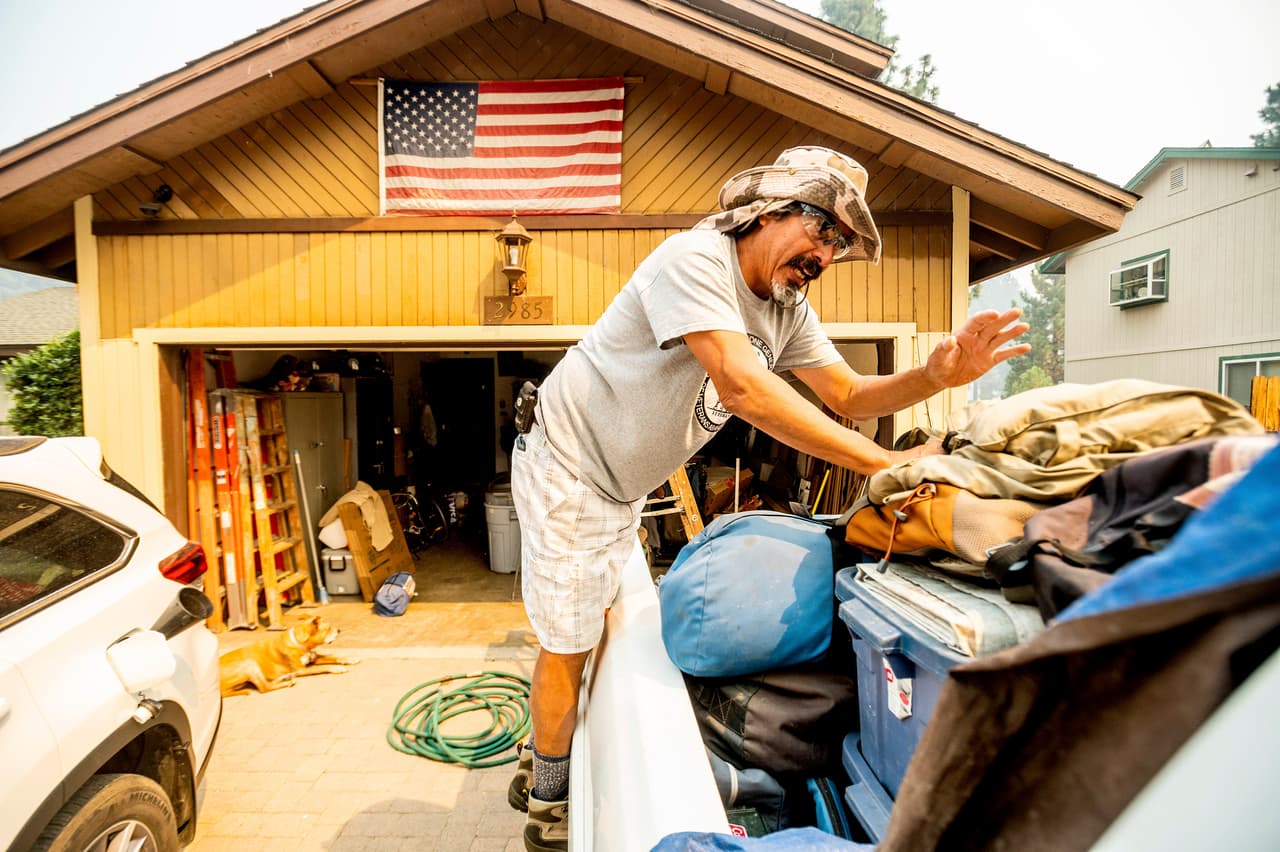 Michael Posadas, residente de South Lake Tahoe, se prepara para evacuar la ciudad. El fuego ha destruido varias construcciones a lo largo de la autopista 50, una de las principales rutas hacia la zona.
