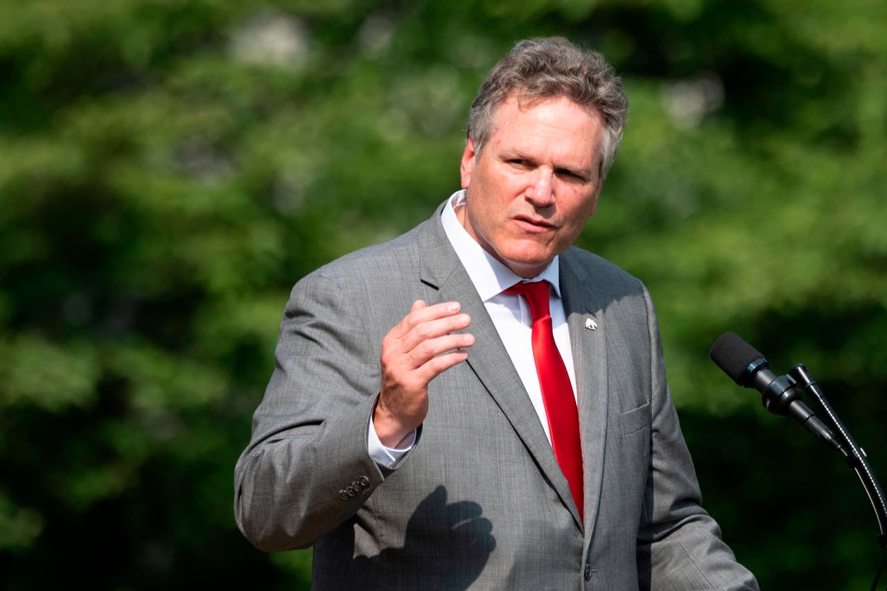 ✅ 
<b>Alaska |</b> FEMA informó el 23 de agosto la aprobación de fondos a este estado. En la foto, su gobernador, el republicano Mike Dunleavy, habla el 16 de julio pasado en Washington DC.