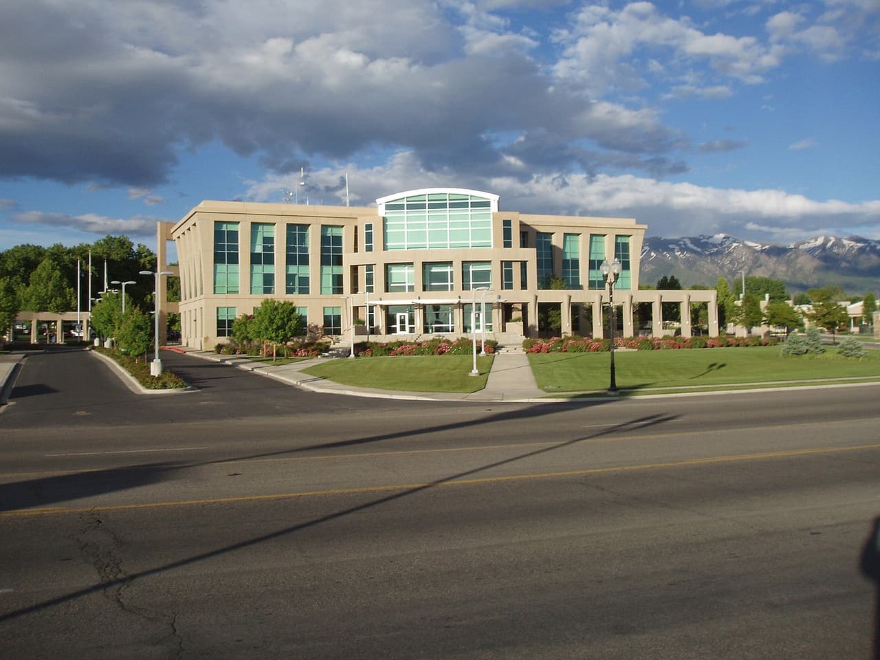 <h3 class="cms-H3-H3">6. Clearfield</h3>
<br>
<br>Esta localidad tiene un centro médico de alta calidad reconocido por su atención de accidentes cerebrovasculares. La ciudad prioriza el bienestar de los adultos mayores y tiene alrededor de una docena de hogares de ancianos cercanos y un centro de actividades para personas mayores que ofrece clases de yoga y arte.
<br>
<br>La ciudad es cercana a ala Base de la Fuerza Aérea Hill, la segunda base más grande de la Fuerza Aérea y el mayor empleador en un solo lugar del estado, lo que es una fuente de miles de puestos de trabajo. También es la ubicación de la sede de Lifetime Product, otro importante empleador.
<br>
<br>🏡 
<b>Estado: </b>Utah
<br>
<br>🏡 
<b>Condado:</b> Davis
<br>
<br>🏡 
<b>Población: </b>34,322
