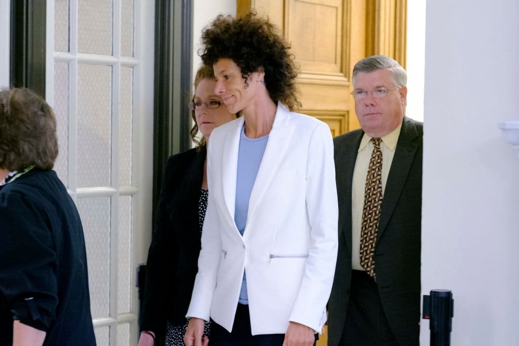 La acusadora Andrea Constant abandona la sala luego de que el juez declarara la nulidad del juicio.