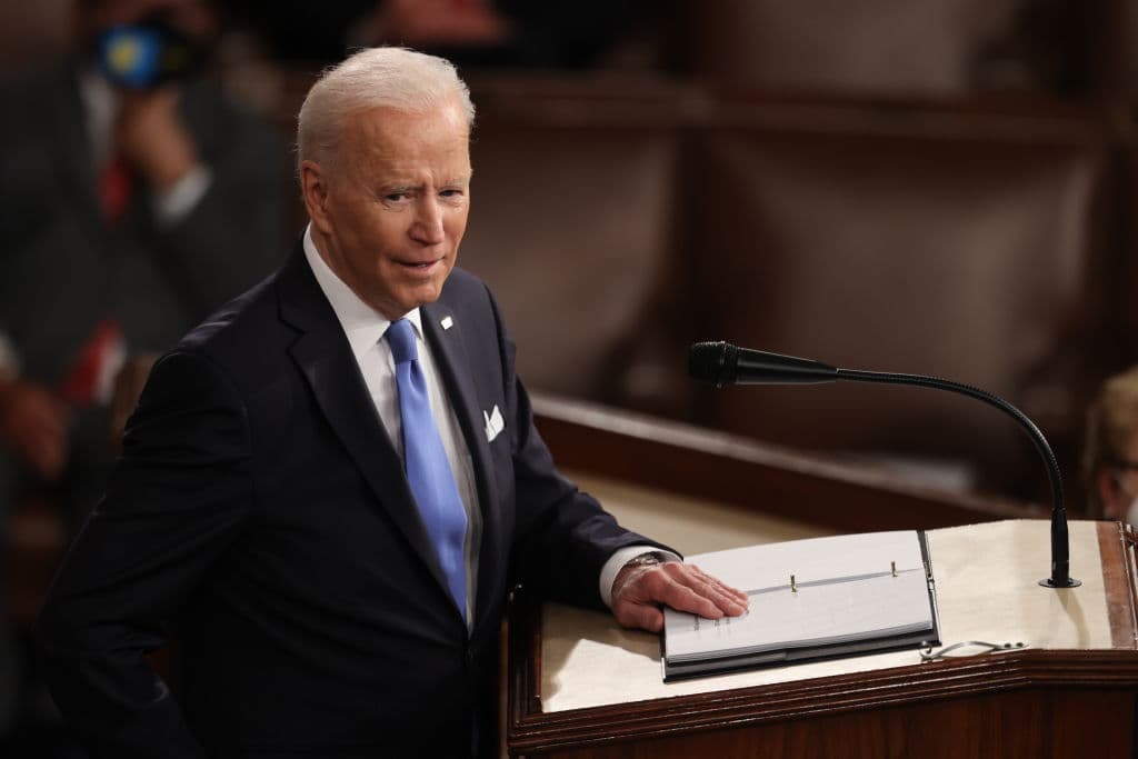 <b>Pausado y combativo.</b> Este 
<a href="https://www.univision.com/noticias/politica/primer-discurso-biden-frente-al-congreso-100-dias-de-gobierno" target="_blank">primer discurso del presidente Joe Biden ante sesión bicameral del Congreso </a>se produjo mucho más tarde de lo que suele realizarse, algo que parece “normal” considerando que son tiempos alterados a consecuencia de la pandemia del 
<a href="https://www.univision.com/temas/coronavirus">coronavirus</a>. Fue un tiempo que aprovechó el mandatario para presentarse ante los congresistas con una lista de “logros” de los primeros 100 días de gobierno. Acá consigues un 
<a href="https://www.univision.com/noticias/politica/biden-congreso-discurso-coronavirus-100-dias">análisis del contenido del discurso de Biden</a>.