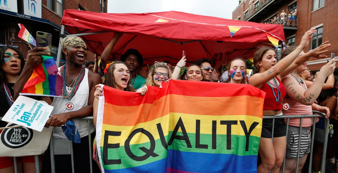 En mayo, Trump emitió tuits relacionados con el Mes del Orgullo LGBTQ y elogió lo que describió como las “notables contribuciones” de esa comunidad. Sin embargo, su gobierno también se ha alineado con algunos conservadores religiosos que se oponen al matrimonio entre parejas del mismo sexo y a los derechos de las personas trans.