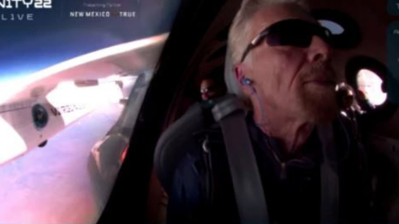 <b>Richard Branson, 2021. </b>Después de casi 17 años de planificación, el empresario fundador de Virgin Galactic fue el primero de los creadores de una de las nuevas empresas privadas aeroespaciales en montar su propia nave y 
<a href="https://www.univision.com/noticias/estados-unidos/richard-branson-viaje-espacio-virgin-galactic-fotos"><u>estar brevemente en el espacio exterior</u></a>.