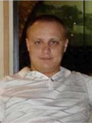 <h3 class="cms-H3-H3">Evgeniy Mikhailovich Bogachev </h3>
<br>
<h3 class="cms-H3-H3">($3 millones)</h3>
<br>
<br>Utilizando los apodos en línea 'lucky12345' y 'slavik', Mikhailovich es buscado por su presunta participación en una empresa para extorsionar a gran escala, que instaló -sin autorización- 
<b>un software malicioso conocido como 'Zeus' en las computadoras de las víctimas </b>que perdieron sus números de cuentas bancarias, contraseñas, datos de identificación personal y otra información necesaria para iniciar sesión en cuentas bancarias en línea. 
<br>
<br>El imputado, junto con otros involucrados, distribuyeron correos electrónicos no deseados que contenían enlaces a sitios web comprometidos, 
<b>mismos que terminaron por infectar los equipos de los afectados. </b>
<br>
<br>Este fraude de adquisición de cuentas en línea ha sido 
<a href="https://www.univision.com/temas/investigacion">investigado</a> por el FBI desde el verano de 2009.
