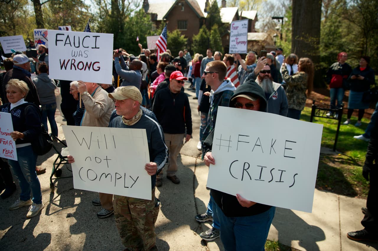 <b>“Crisis falsa” y “Fauci está equivocado”</b>,
<b> </b>en referencia a Anthony Fauci, uno de los integrantes del equipo de la Casa Blanca para el manejo de la pandemia y quien ha contradicho en varias ocasiones a Trump. Este mensaje fue visto en un manifestación frente a la residencia del republicano Eric Holcomb, gobernador de Indiana.