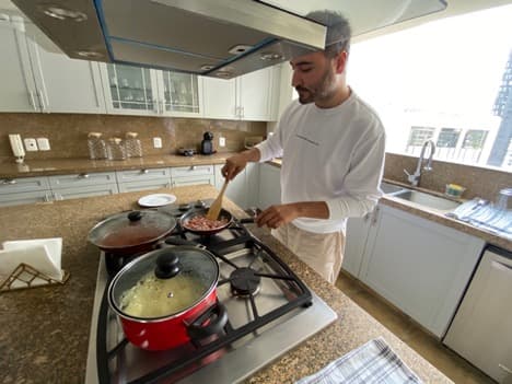 Resulta ser que cantar no es el único talento de 
<b>Jesús</b>, pues la cocina se le da muy bien, y además, cabe destacar que no arma nada de reguero.